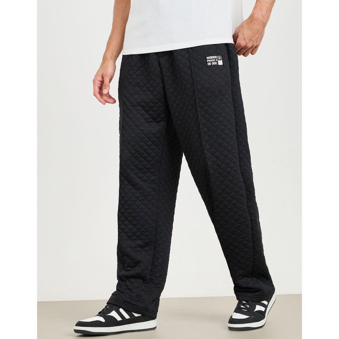بنطال بقصة مريحة ومزين بشارة-men-clothing-bottoms-trousersandchinos-trousers-image-3