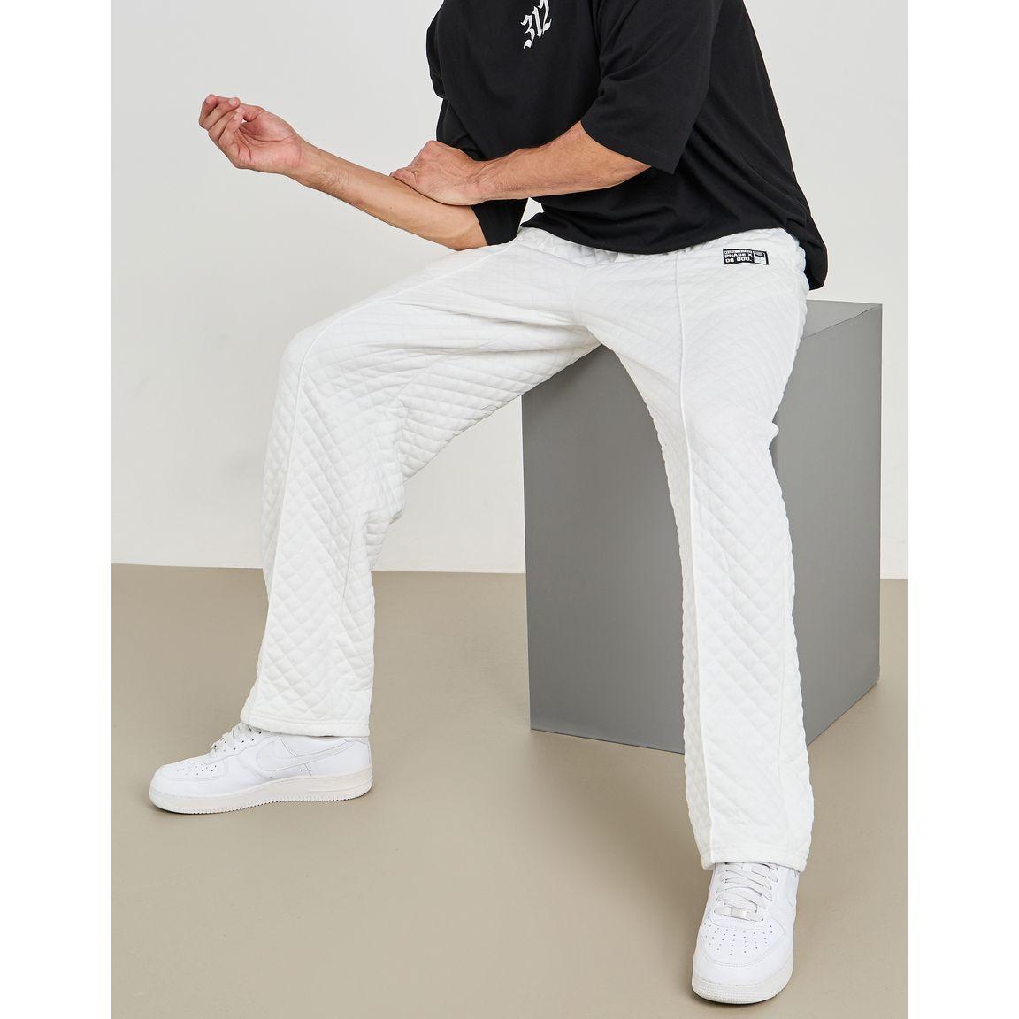 بنطال بقصة مريحة ومزين بشارة-men-clothing-bottoms-trousersandchinos-trousers-image-1