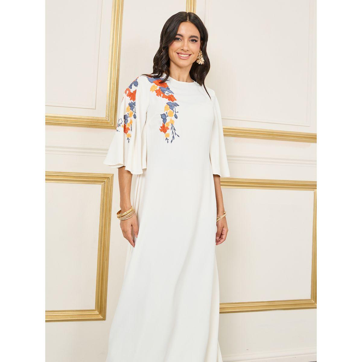 فستان طويل مُطرّز بتفاصيل زهور-women-clothing-dresses-image-2