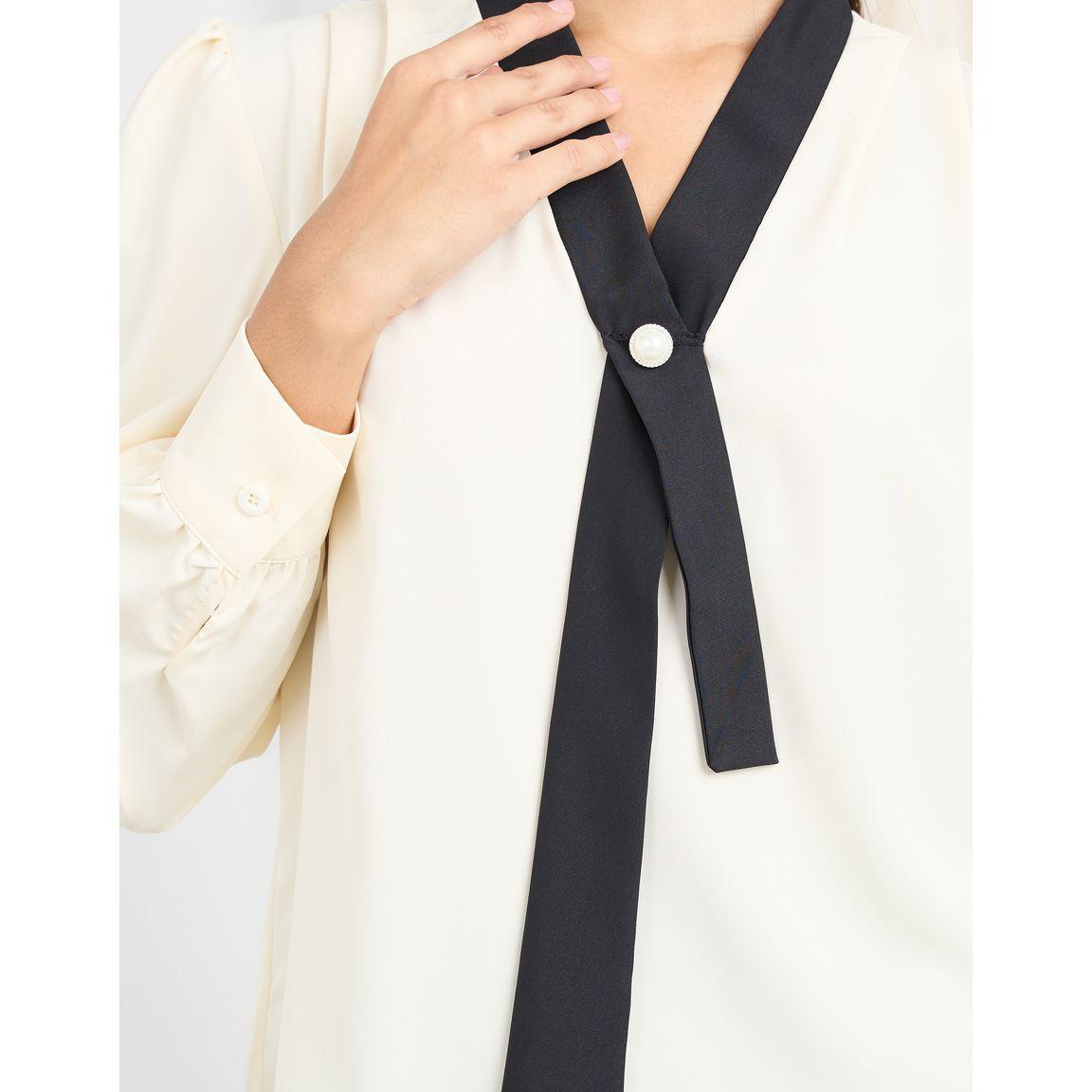 Styli Contrast V Neck Embellished Faux Pearl Blouse-women-clothing-shirtsandblouses-blouses-image-4