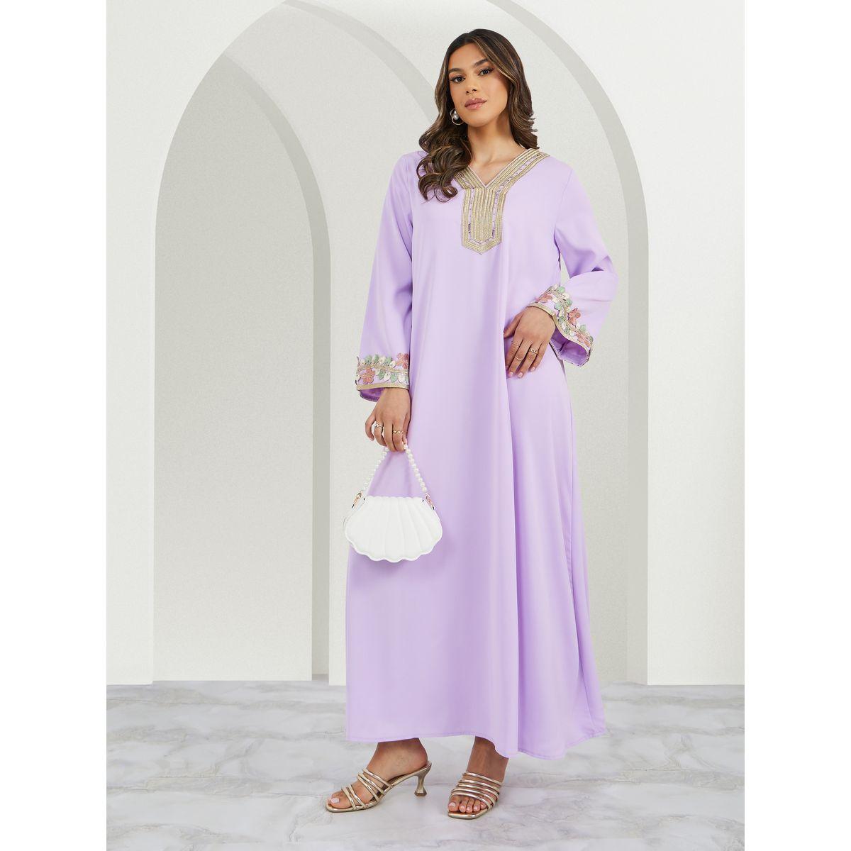 جلابية بتفاصيل دانتيل مزهّر ورقبة على شكل حرف V-women-arabicclothing-jalabiyas-image-1
