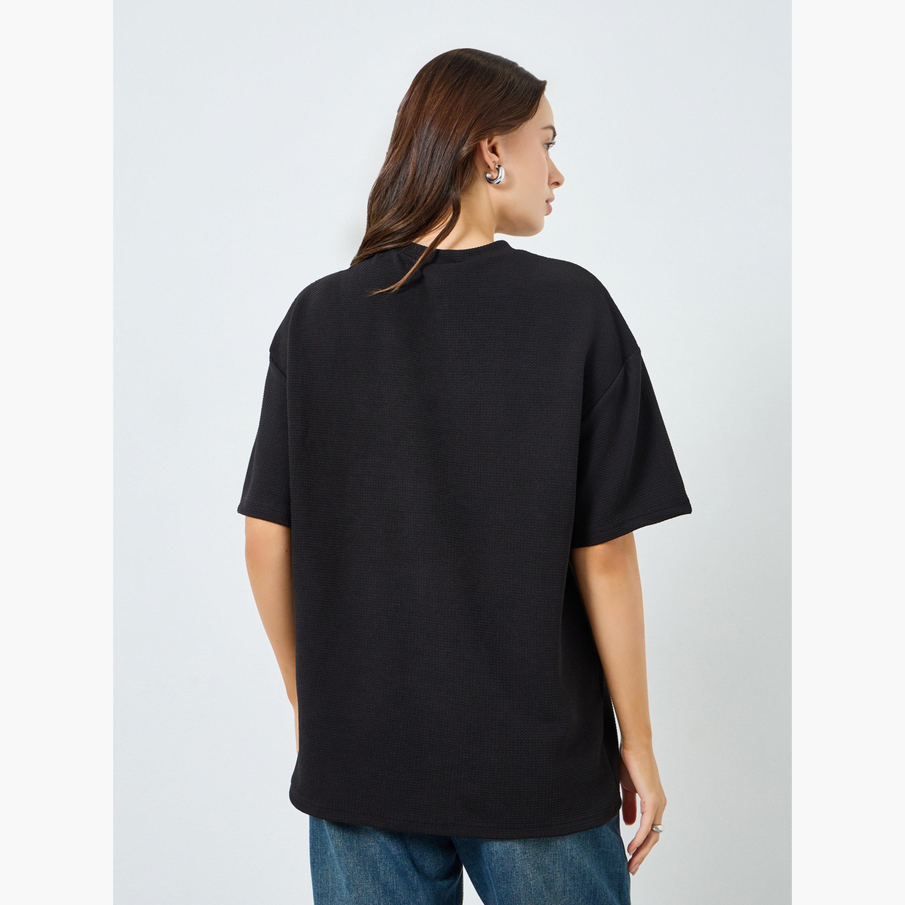 تيشيرت واسع بطبعة شعار-women-clothing-tshirts-image-4