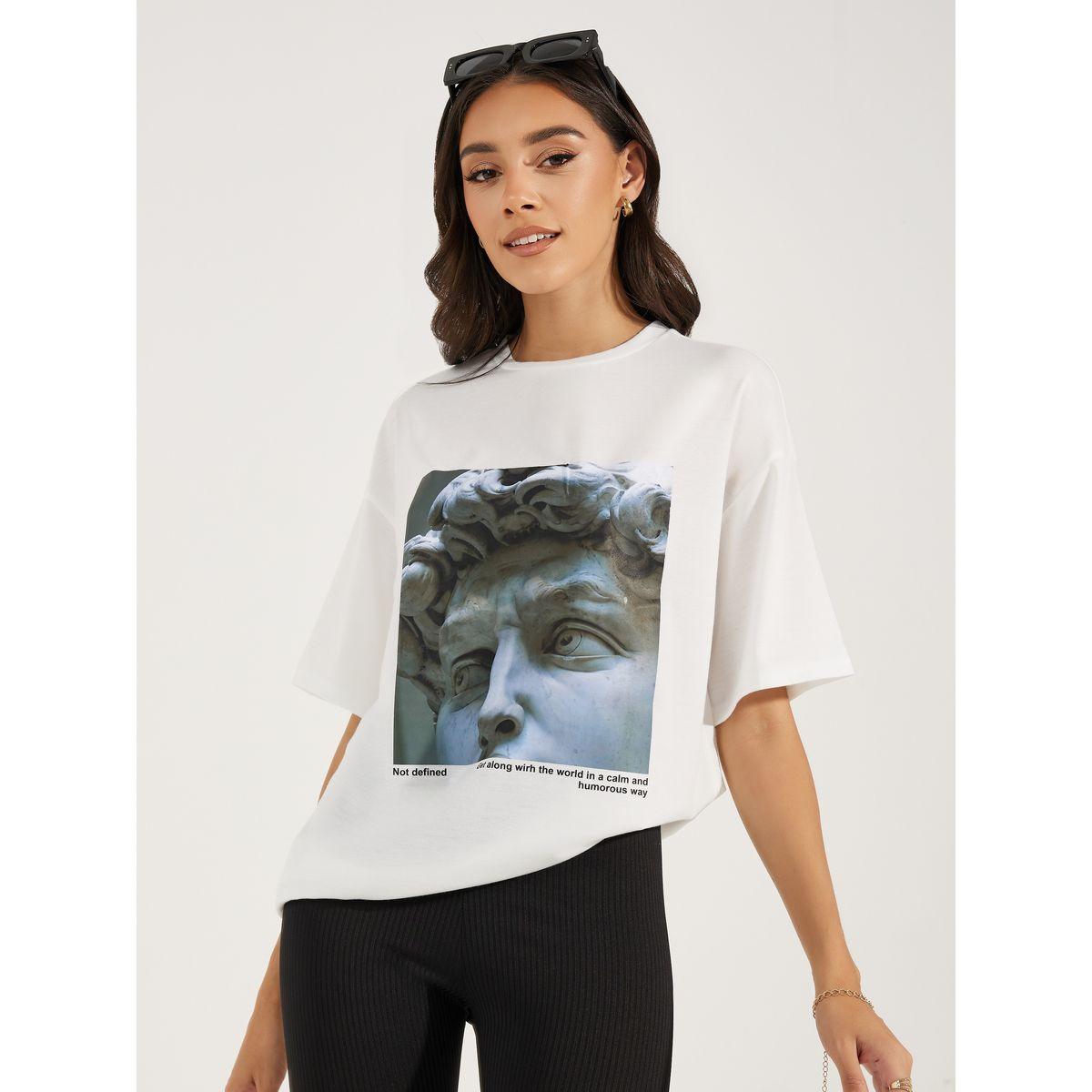 تيشيرت فضفاض باكتاف منخفضة وطبعة جرافيك-women-clothing-tshirts-image-2