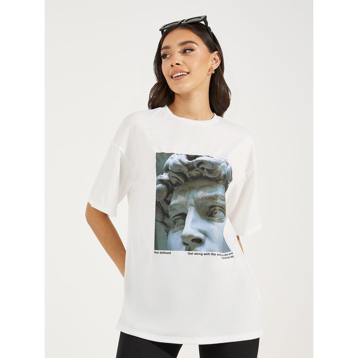 تيشيرت فضفاض باكتاف منخفضة وطبعة جرافيك-women-clothing-tshirts-image-3