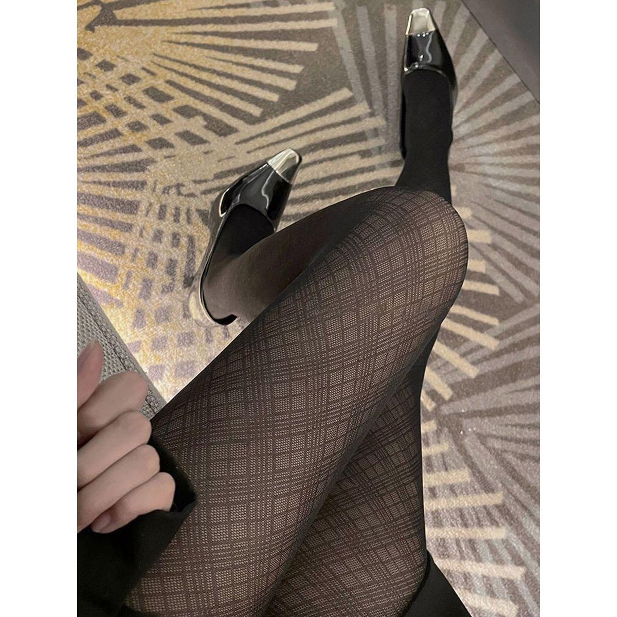 كيلون بنمط مربعات وتفاصيل شبكية-women-socksandstockings-image-1