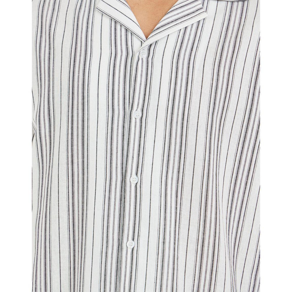 قميص بياقة ريزورت وقصة مريحة-men-clothing-shirts-image-3
