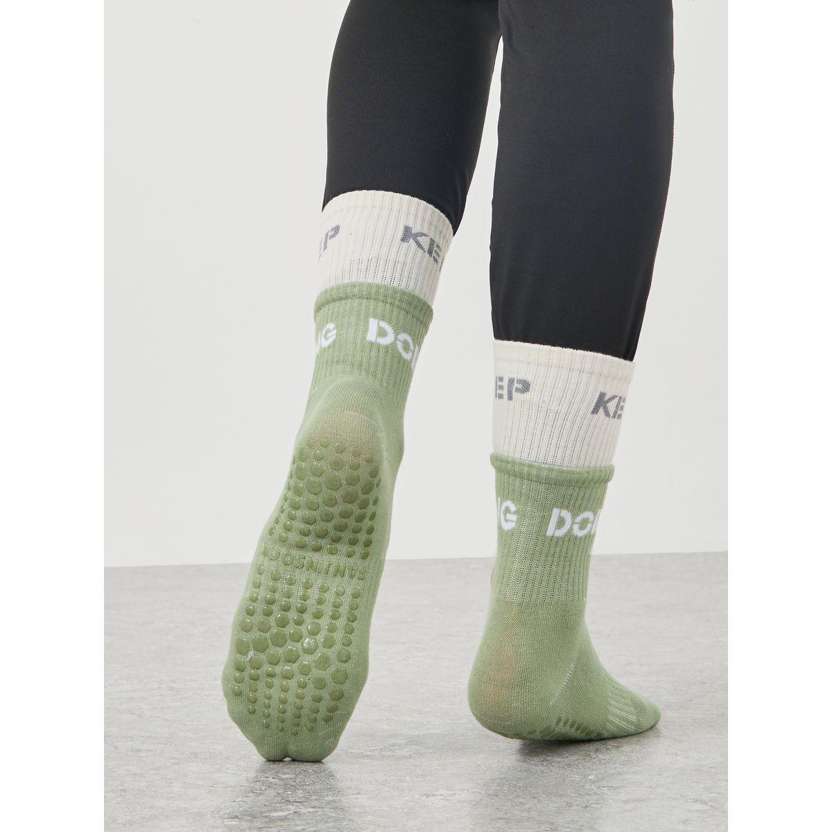 جوارب يوجا بطبعة كتابة مع وسادات سيليكون-women-clothing-sportswearandactivewear-trackpantsandtracksuits-image-2