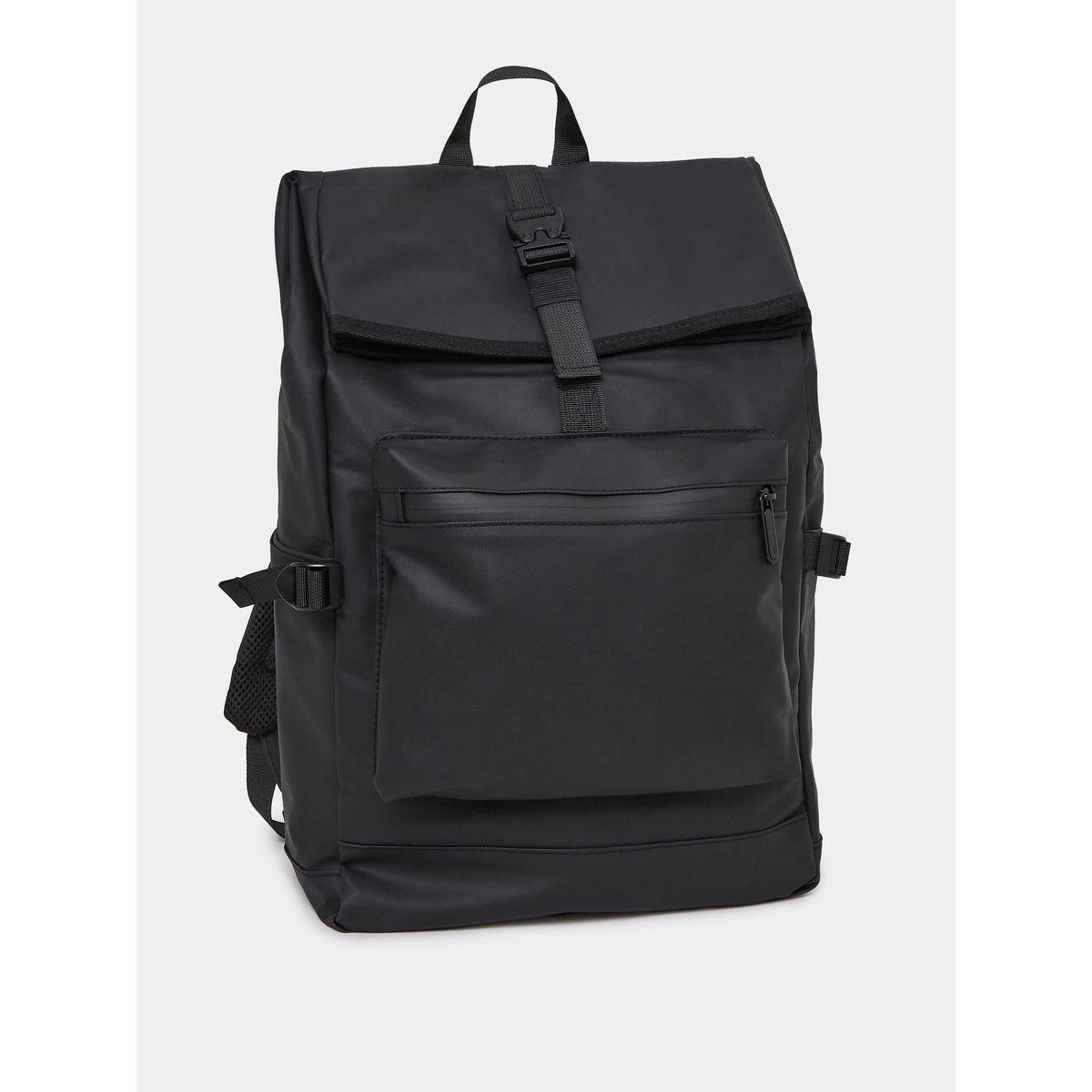 شنطة ظهر سادة مزين بإبزيم غلق-men-bags-image-1