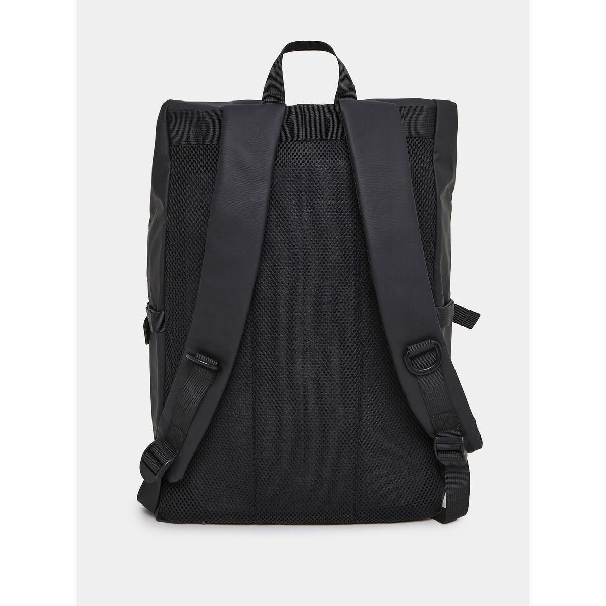 شنطة ظهر سادة مزين بإبزيم غلق-men-bags-image-3