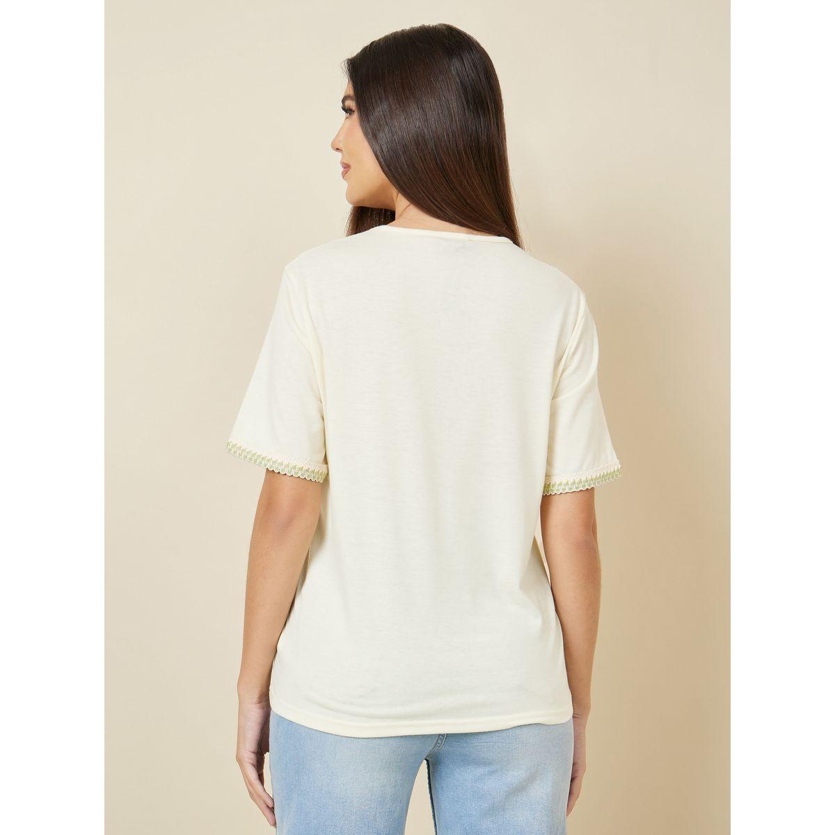 تيشيرت بقصة عادية وتفاصيل مُطرّزة-women-clothing-tshirts-image-4