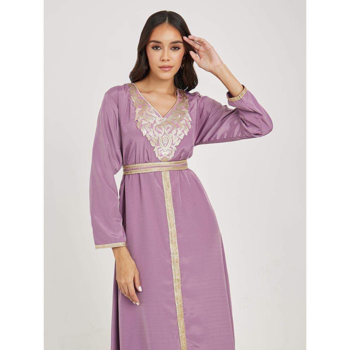 جلابية طويلة بتفاصيل مُطرّزة ورباط خصر-women-arabicclothing-jalabiyas-image-2
