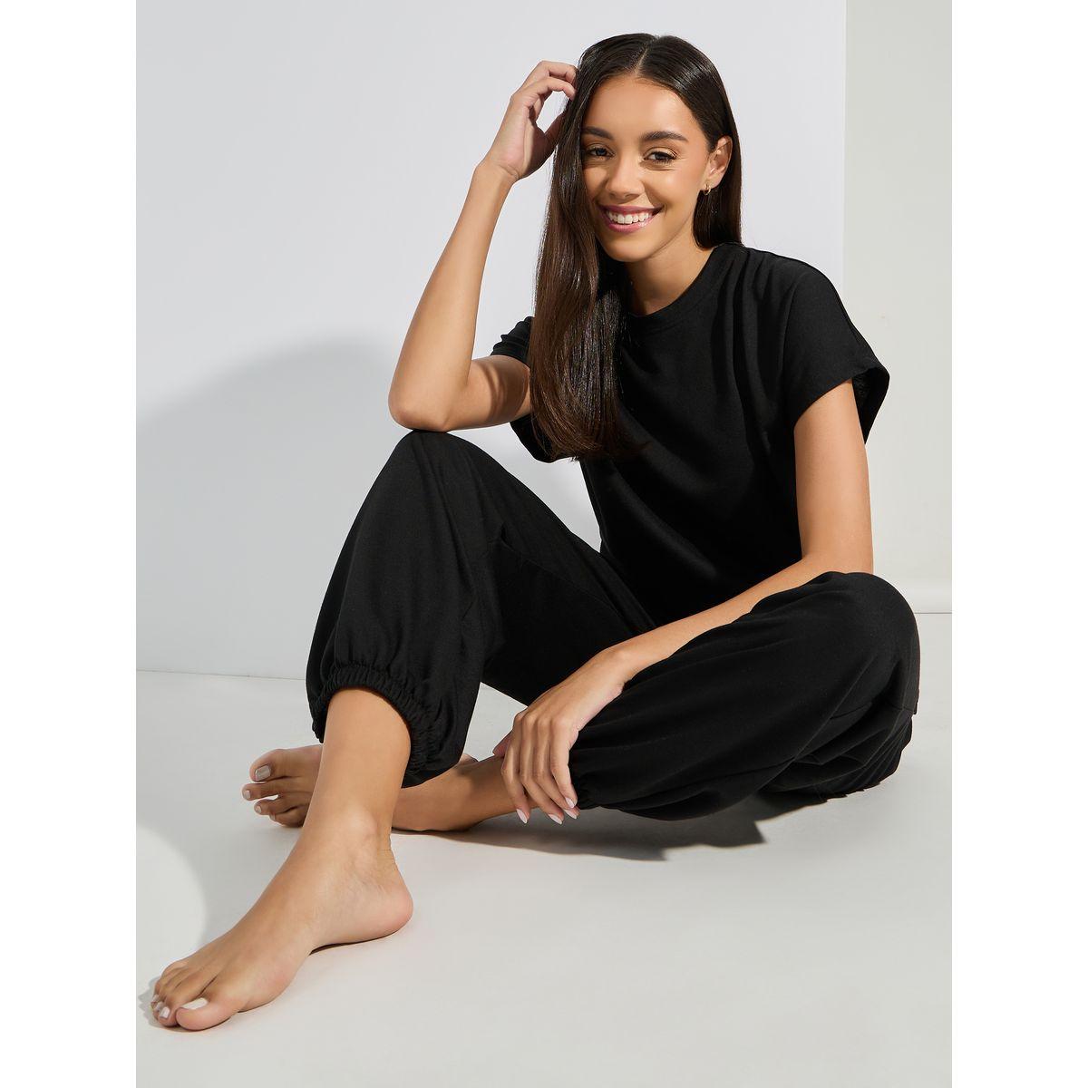 مجموعة من جوغر وبلوزة سادة بياقة دائرية-women-clothing-coordsets-image-1