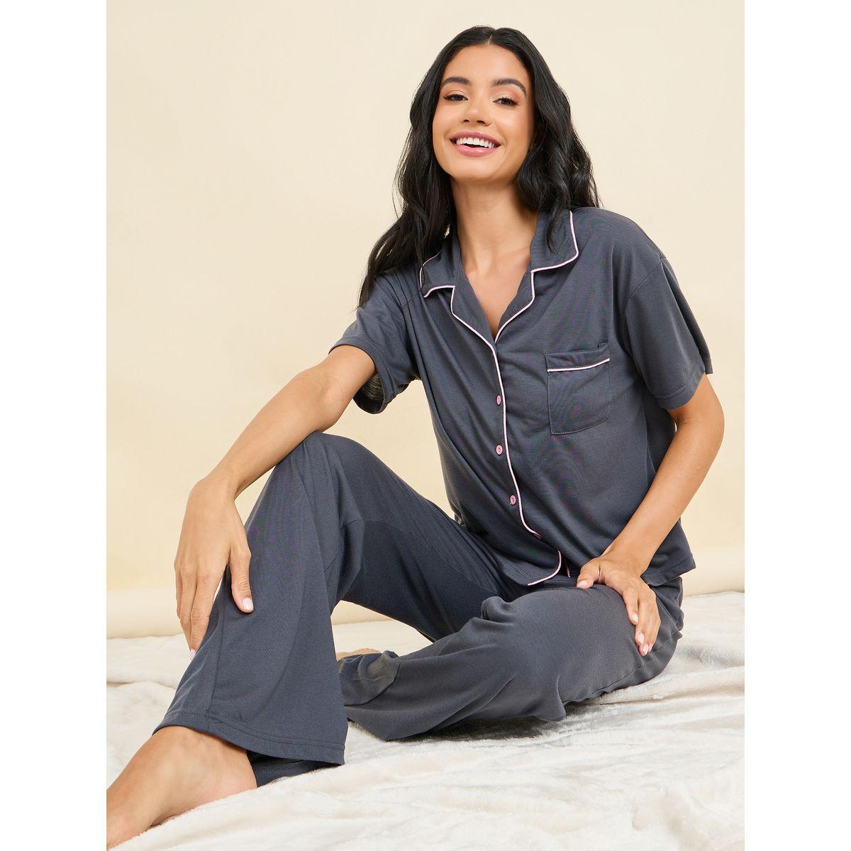 طقم من بنطال بيجاما وبلوزة بتداخلات محزوزة-women-clothing-nightwear-pyjamas-longsets-image-1