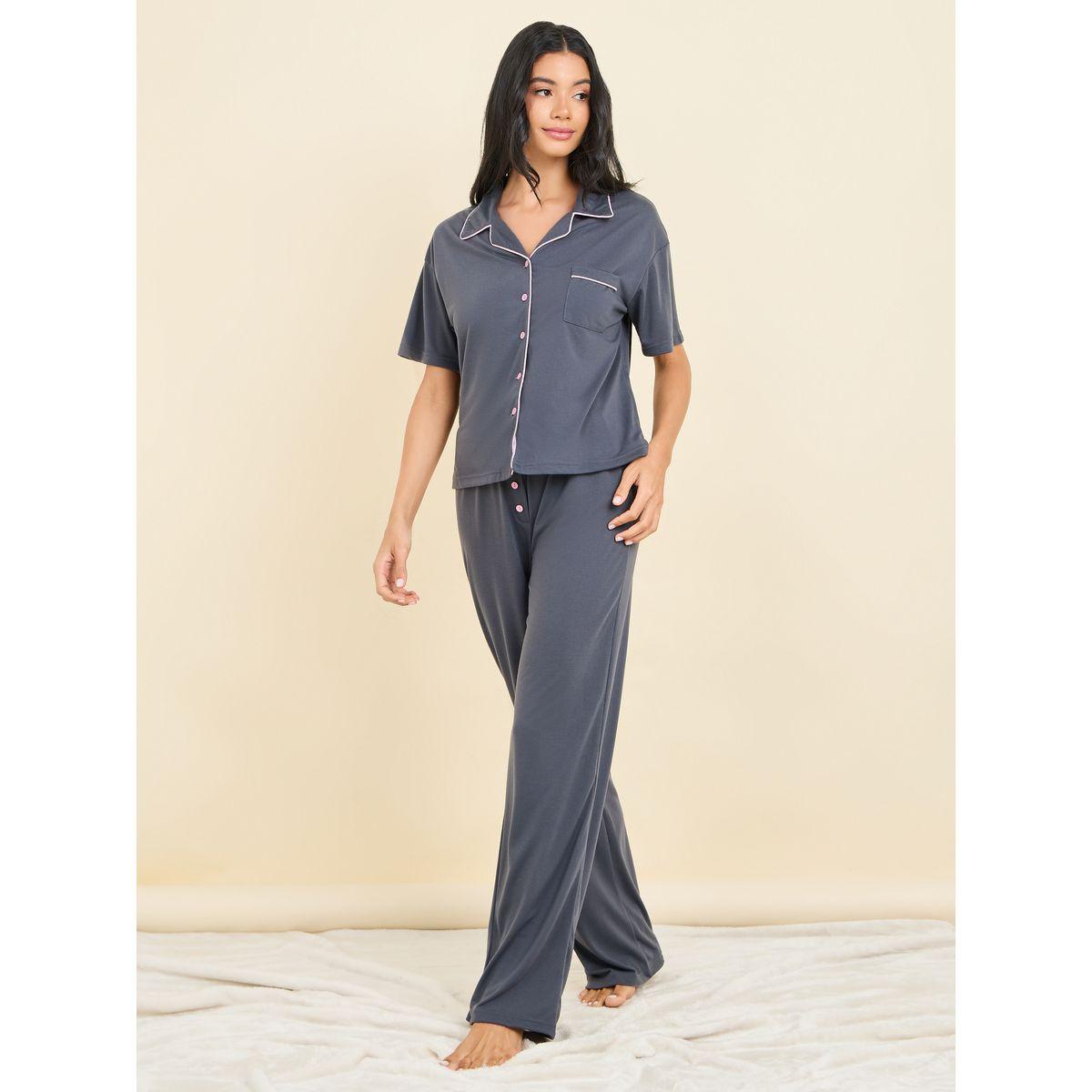 طقم من بنطال بيجاما وبلوزة بتداخلات محزوزة-women-clothing-nightwear-pyjamas-longsets-image-2