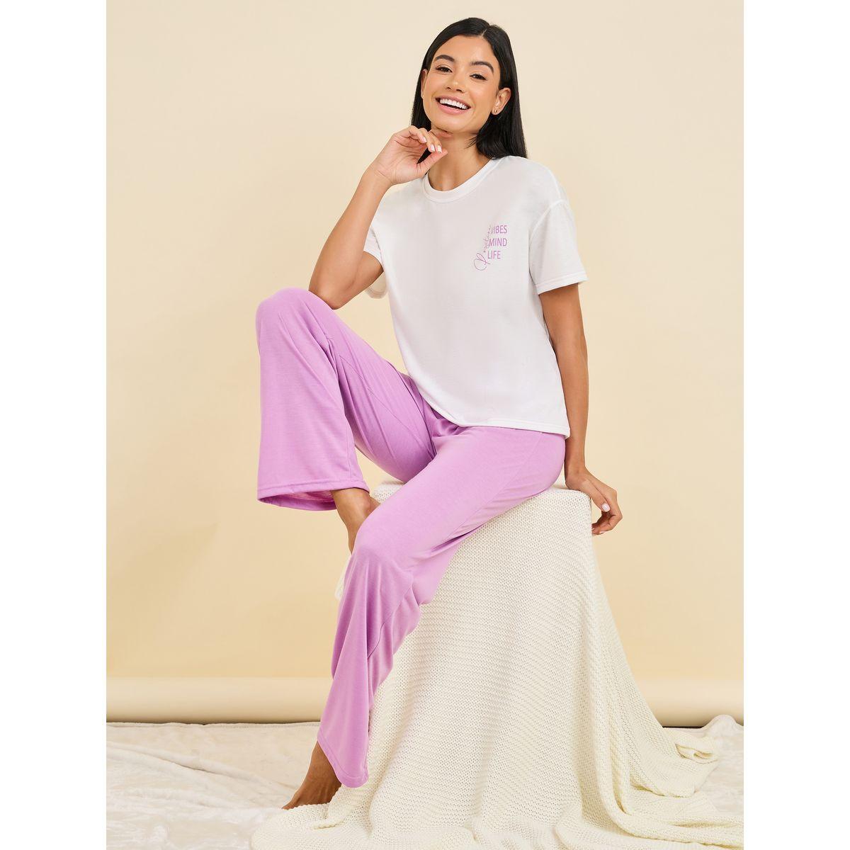 طقم من بنطال بيجاما وتيشيرت مطبع بكتابة-women-clothing-nightwear-pyjamas-longsets-image-1