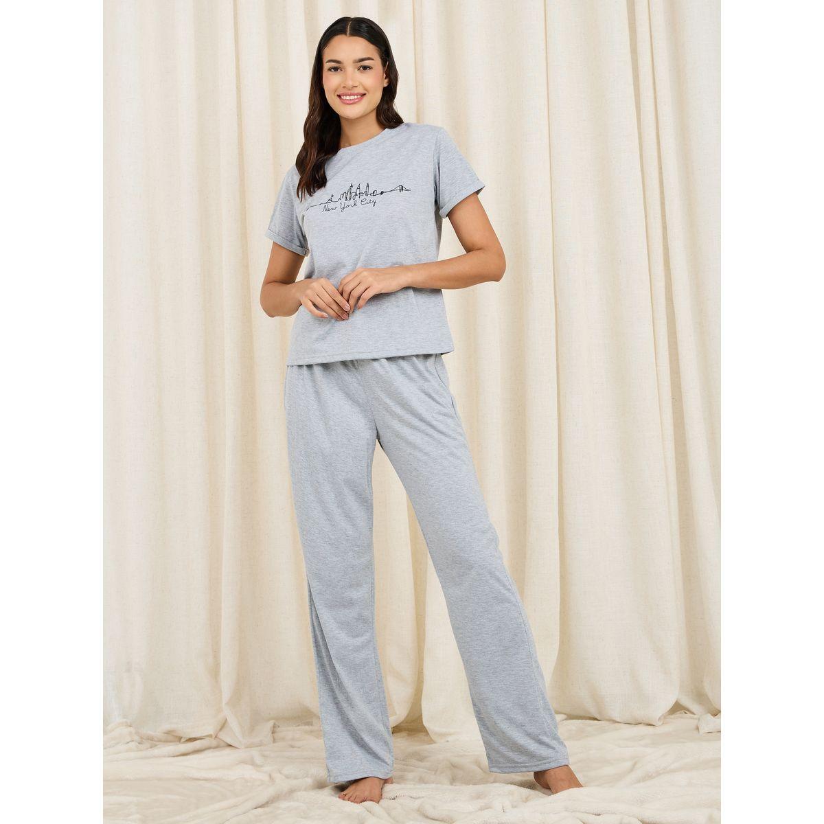 طقم من بنطال بيجاما مع تيشيرت بطبعة جرافيك-women-clothing-nightwear-pyjamas-longsets-image-1