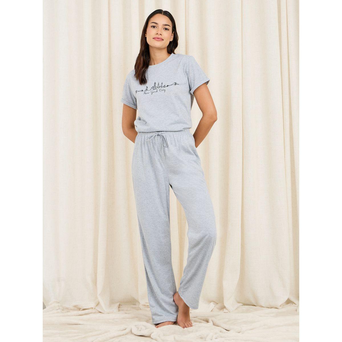 طقم من بنطال بيجاما مع تيشيرت بطبعة جرافيك-women-clothing-nightwear-pyjamas-longsets-image-4