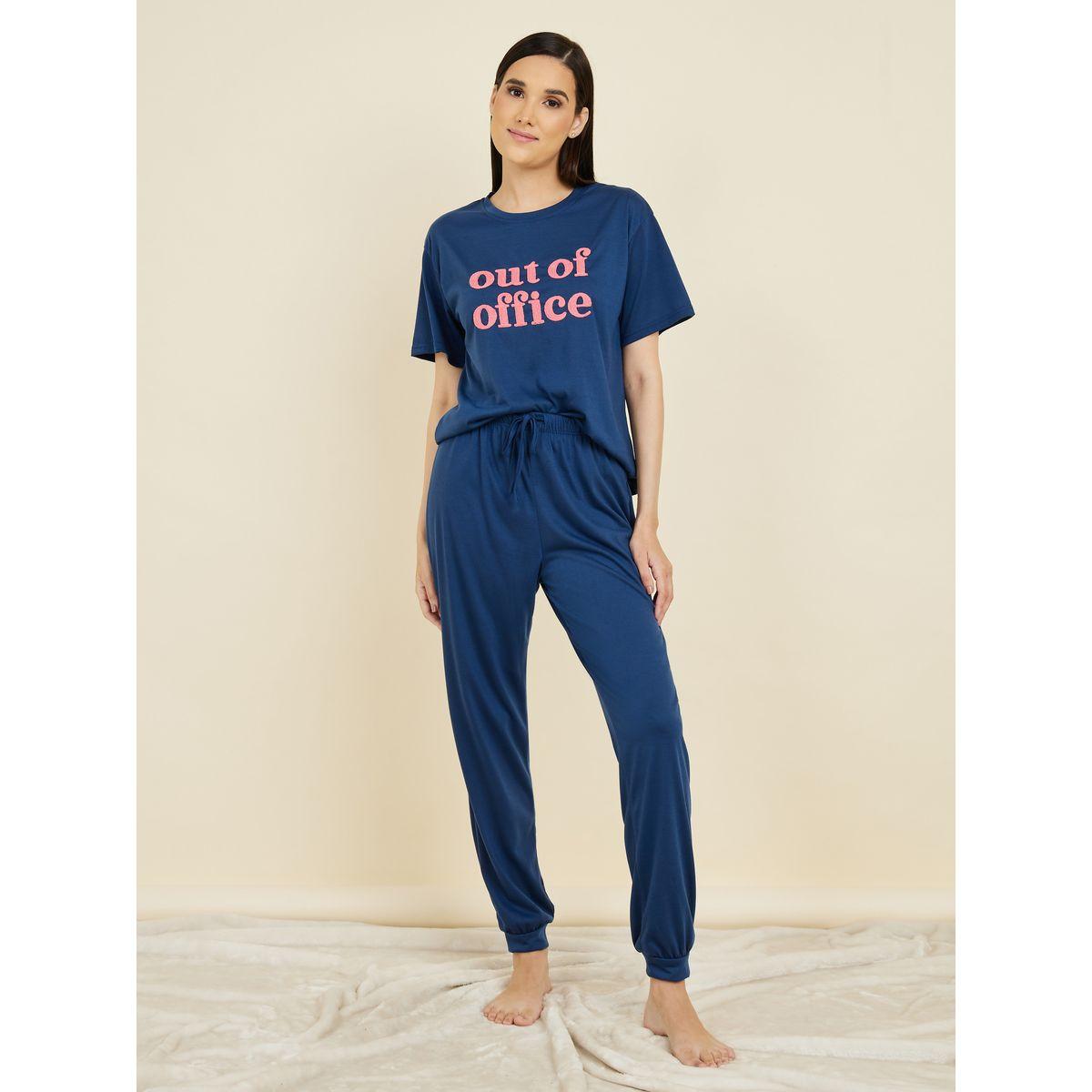 طقم من بنطال بيجاما مع تيشيرت بتفاصيل مٌطرّزة-women-clothing-nightwear-pyjamas-longsets-image-1