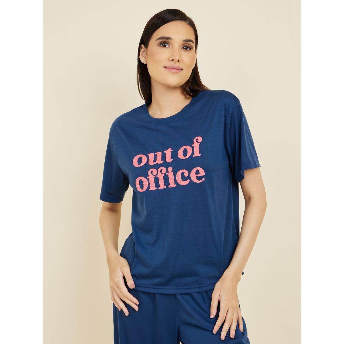 طقم من بنطال بيجاما مع تيشيرت بتفاصيل مٌطرّزة-women-clothing-nightwear-pyjamas-longsets-image-3
