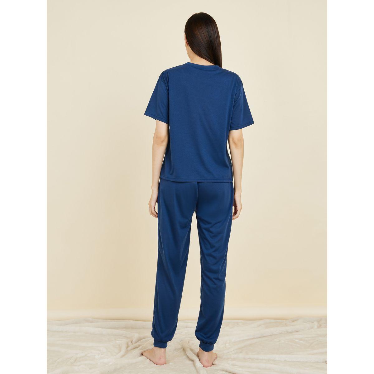 طقم من بنطال بيجاما مع تيشيرت بتفاصيل مٌطرّزة-women-clothing-nightwear-pyjamas-longsets-image-5