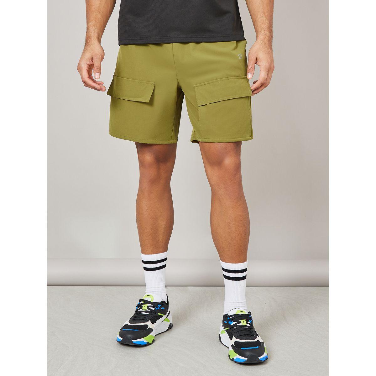 شورت رياضي بقصة باراشوت وجيوب كارجو-men-clothing-sportswearandactivewear-bottoms-image-3
