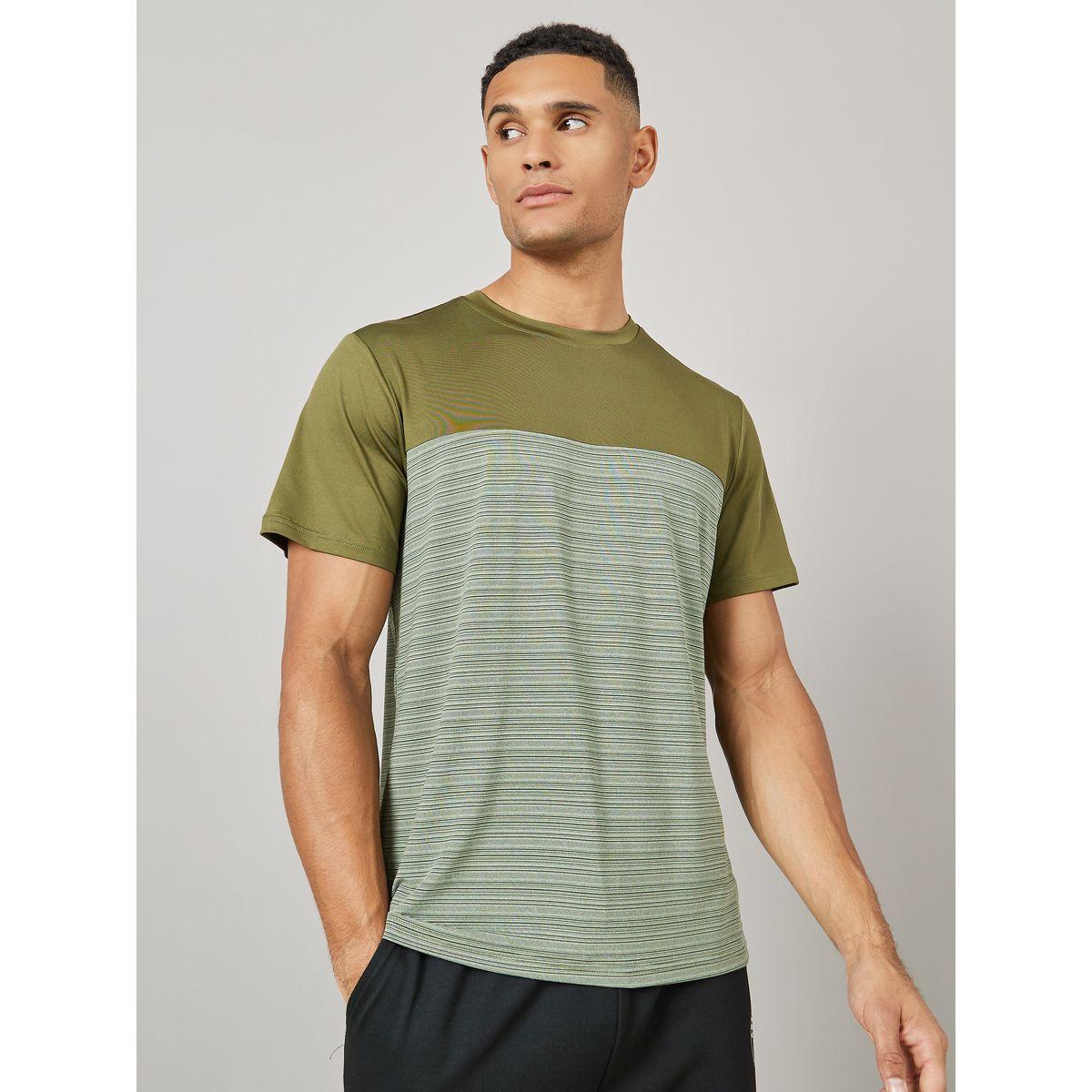 تيشيرت رياضي بتفاصيل محبوكة وطبعة عاكسة-men-clothing-sportswearandactivewear-tshirtsandpolos-image-1