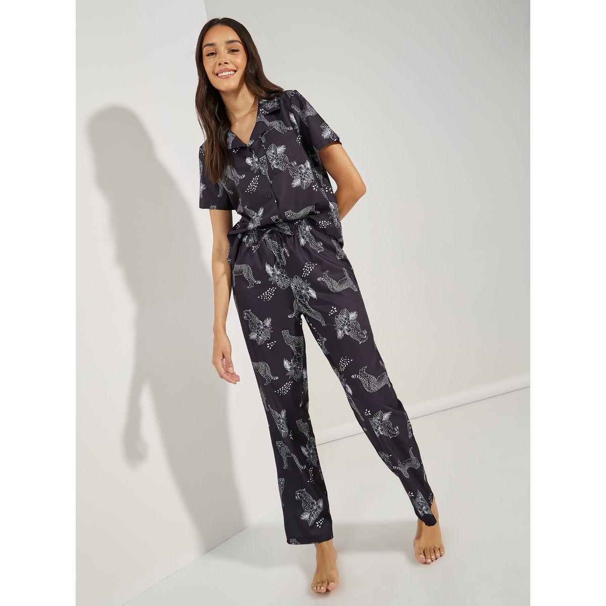 طقم من بنطال بيجاما مع بلوزة بطبعة نمر جاكوار-women-clothing-nightwear-pyjamas-longsets-image-1