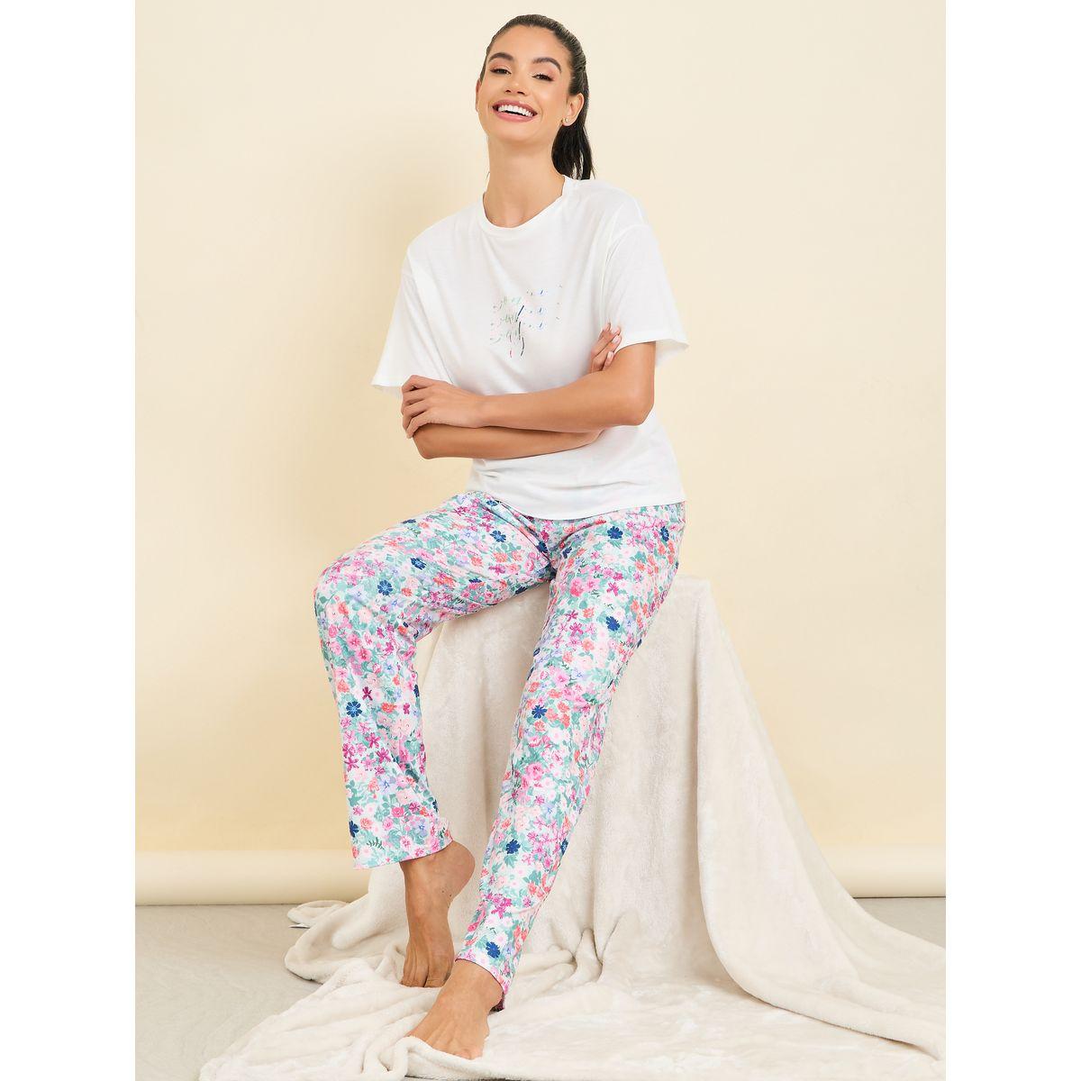 طقم من بنطال بيجاما وتيشيرت بطبعة كتابة-women-clothing-nightwear-pyjamas-longsets-image-1