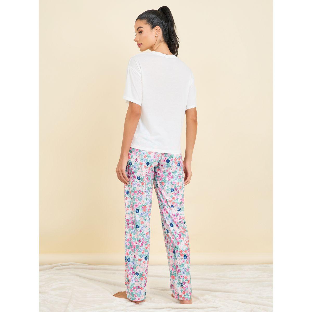 طقم من بنطال بيجاما وتيشيرت بطبعة كتابة-women-clothing-nightwear-pyjamas-longsets-image-7
