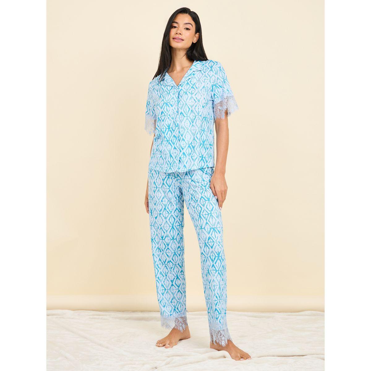 طقم من بنطال بيجاما وبلوزة بتفاصيل دانتيل-women-clothing-nightwear-pyjamas-longsets-image-1