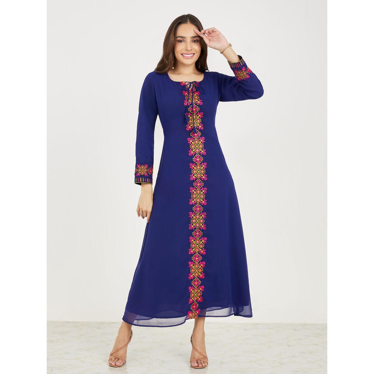 فستان طويل بتفاصيل مُطرّزة وياقة دائرية-women-clothing-dresses-image-1
