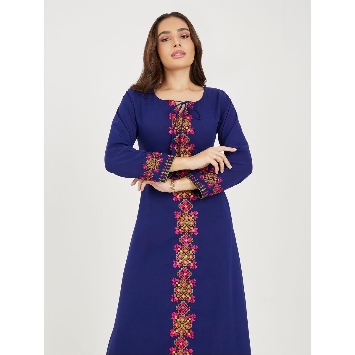 فستان طويل بتفاصيل مُطرّزة وياقة دائرية-women-clothing-dresses-image-2