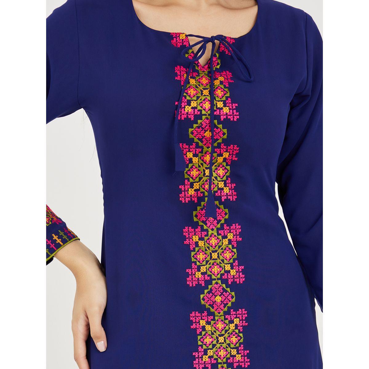 فستان طويل بتفاصيل مُطرّزة وياقة دائرية-women-clothing-dresses-image-3