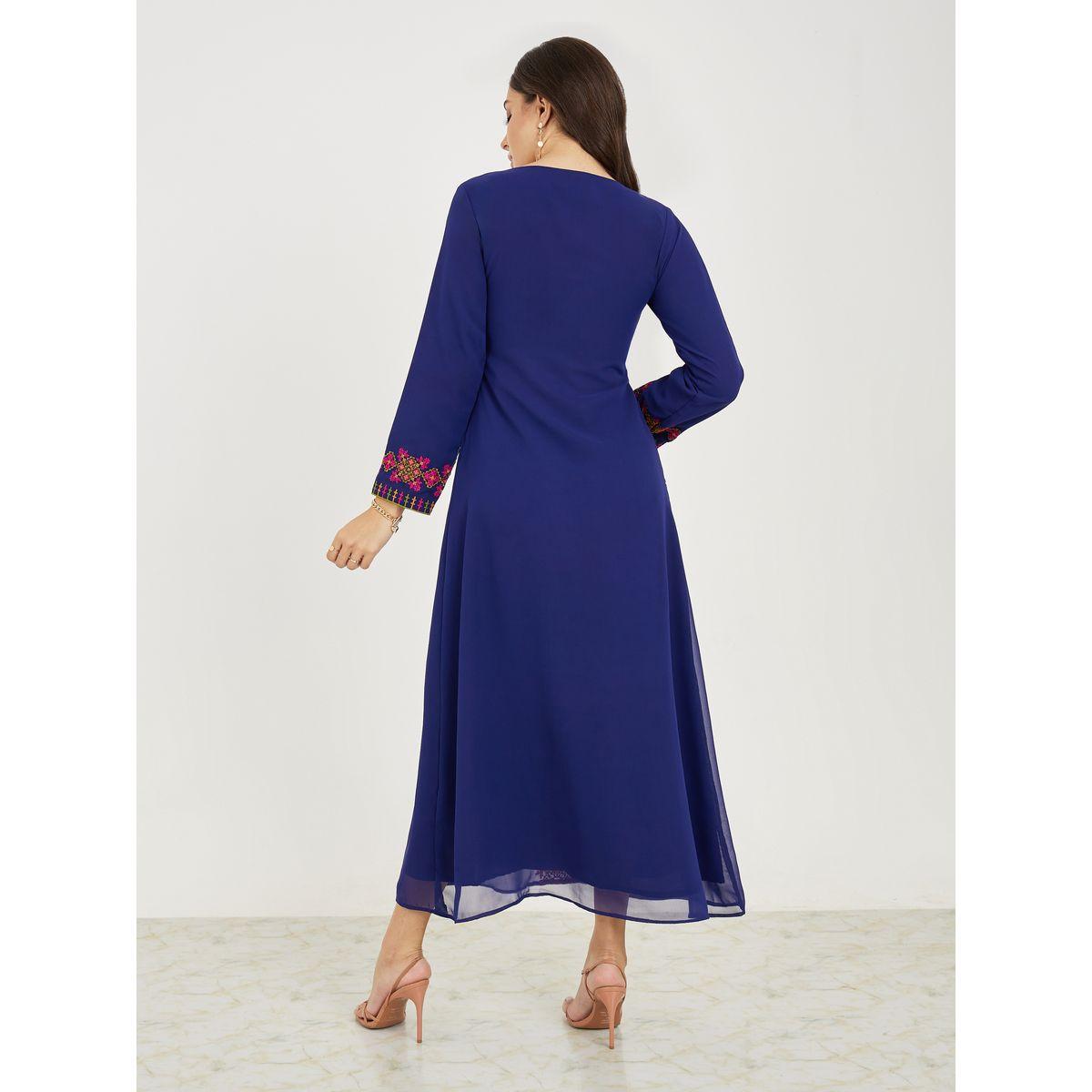 فستان طويل بتفاصيل مُطرّزة وياقة دائرية-women-clothing-dresses-image-4