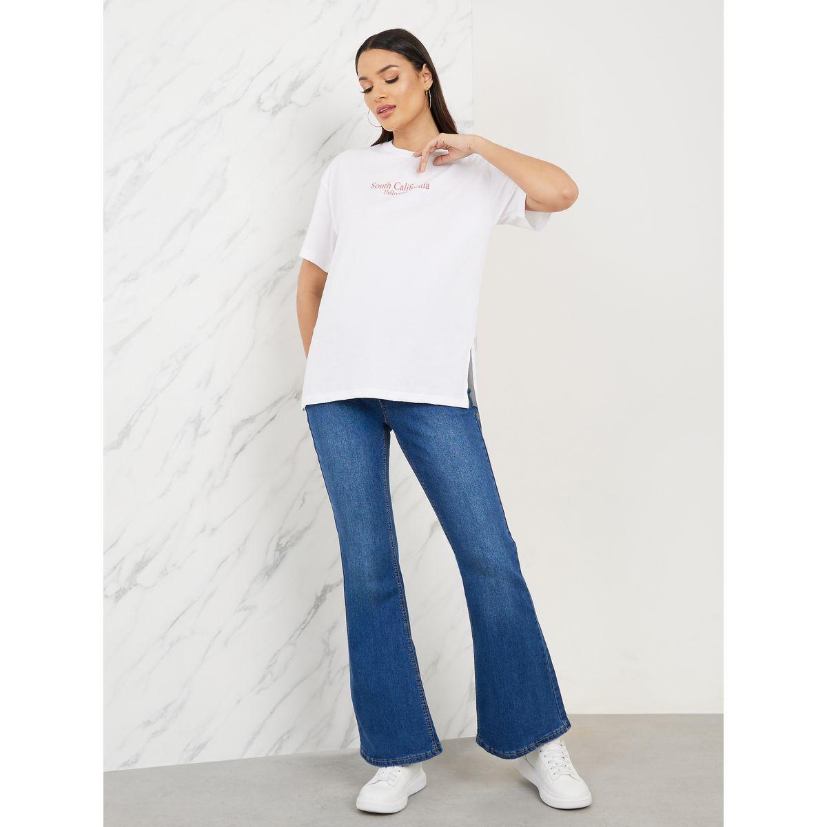 تيشيرت واسع باكتاف منخفضة وطبعة جرافيك-women-clothing-tshirts-image-2