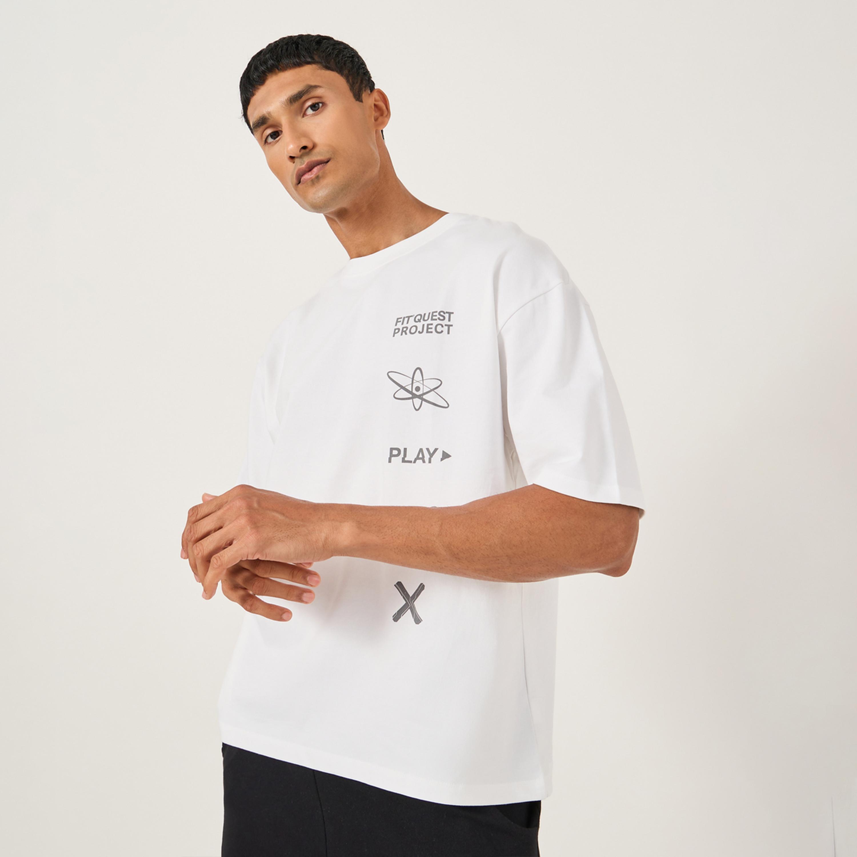 ستايلي - تي شيرت كبير الحجم بطبعة شعار برقبة دائرية-men-clothing-sportswearandactivewear-tshirtsandpolos-image-1