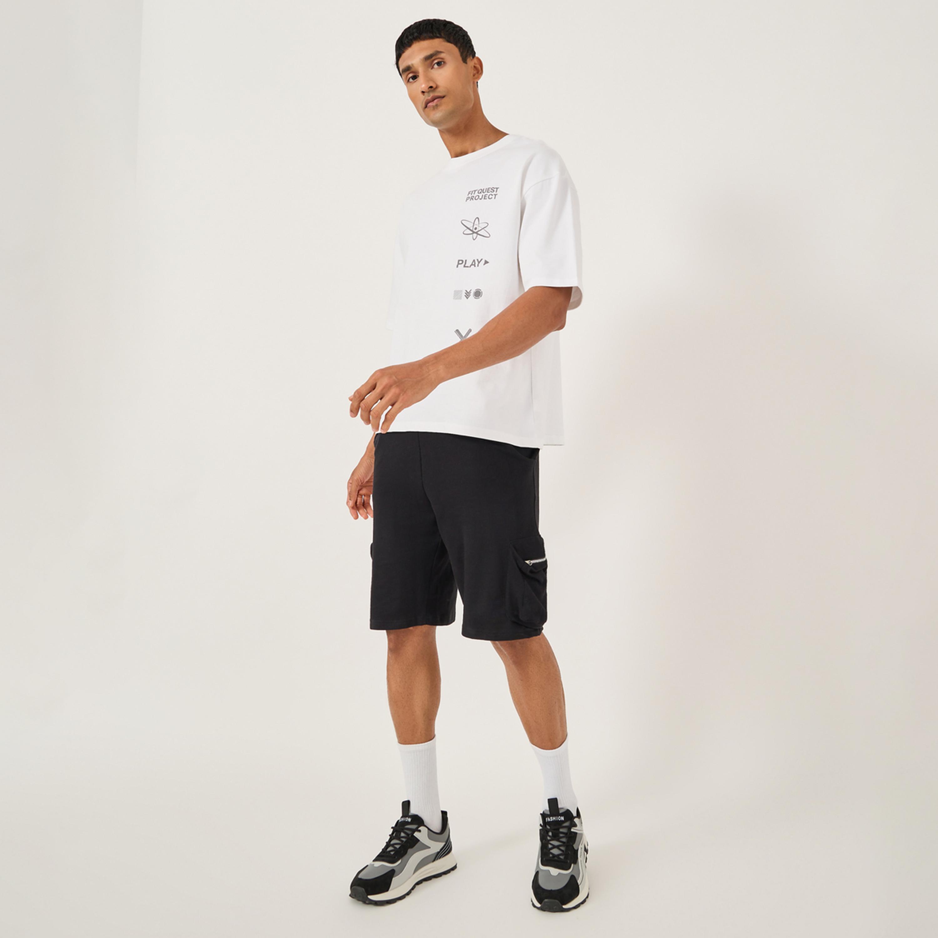 ستايلي - تي شيرت كبير الحجم بطبعة شعار برقبة دائرية-men-clothing-sportswearandactivewear-tshirtsandpolos-image-2