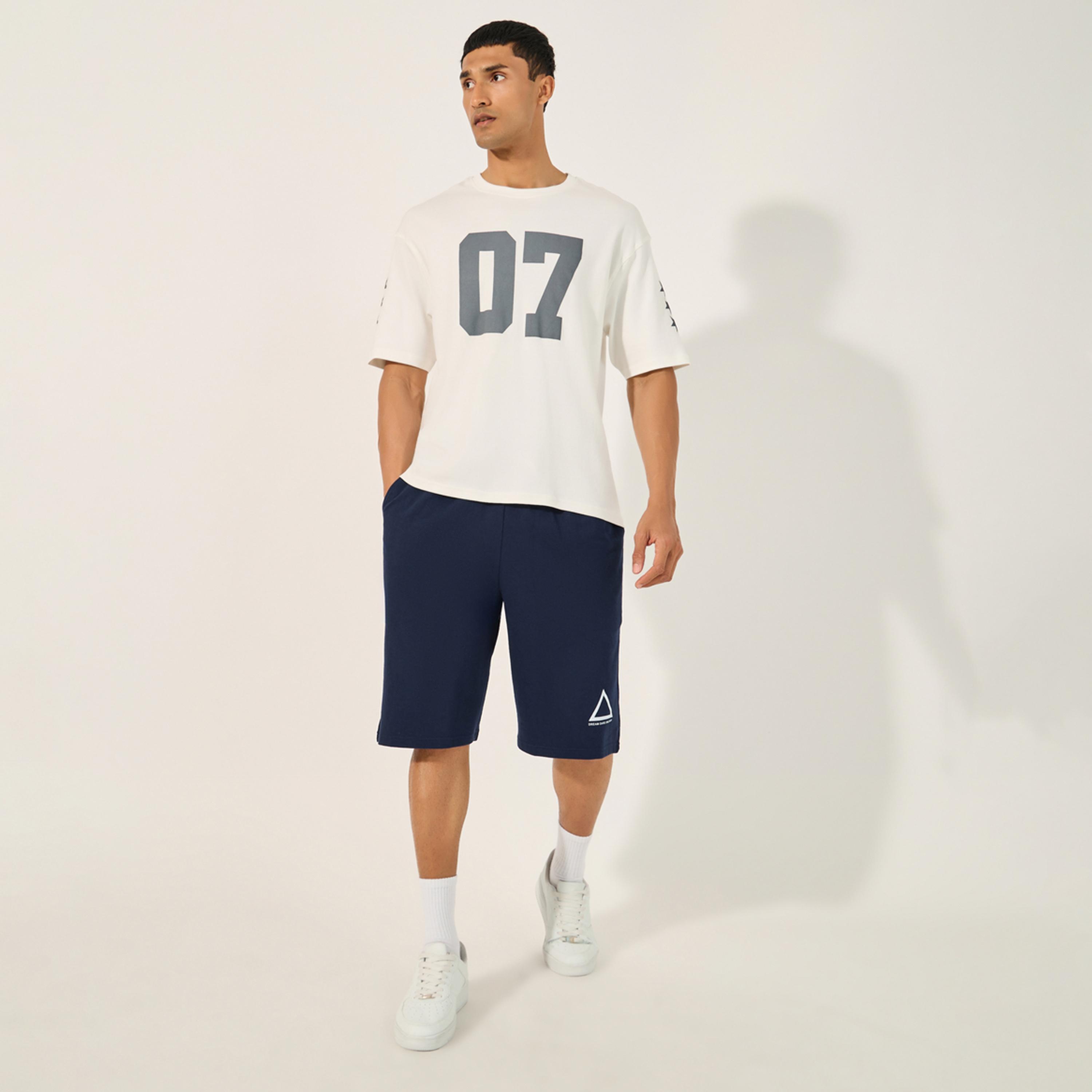 ستايلي-  شورت كبير الحجم مطبوع بحاشية جرافيك-men-clothing-sportswearandactivewear-bottoms-image-3