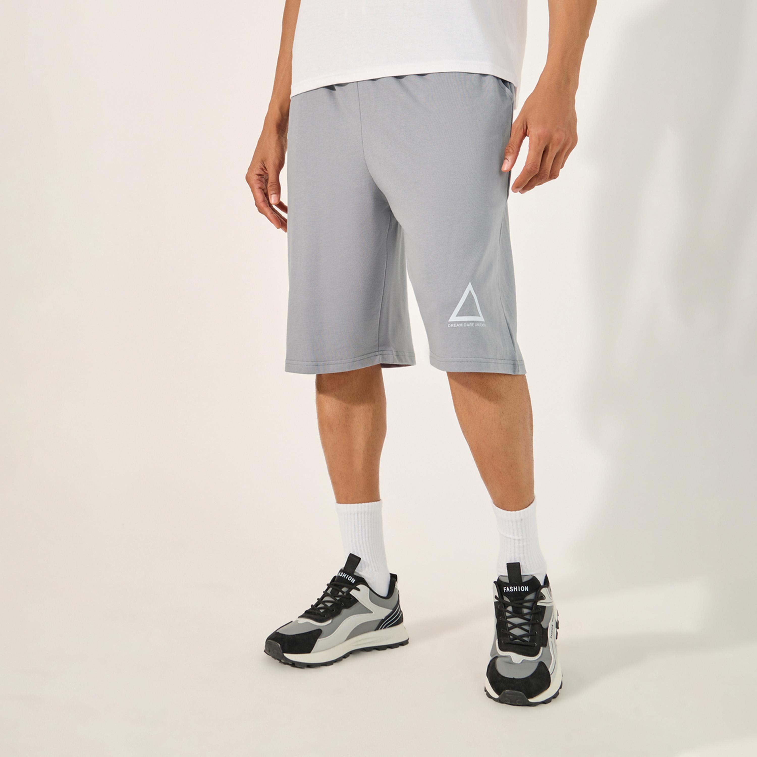ستايلي-  شورت كبير الحجم مطبوع بحاشية برسومات صديقة للبيئة-men-clothing-sportswearandactivewear-bottoms-image-1
