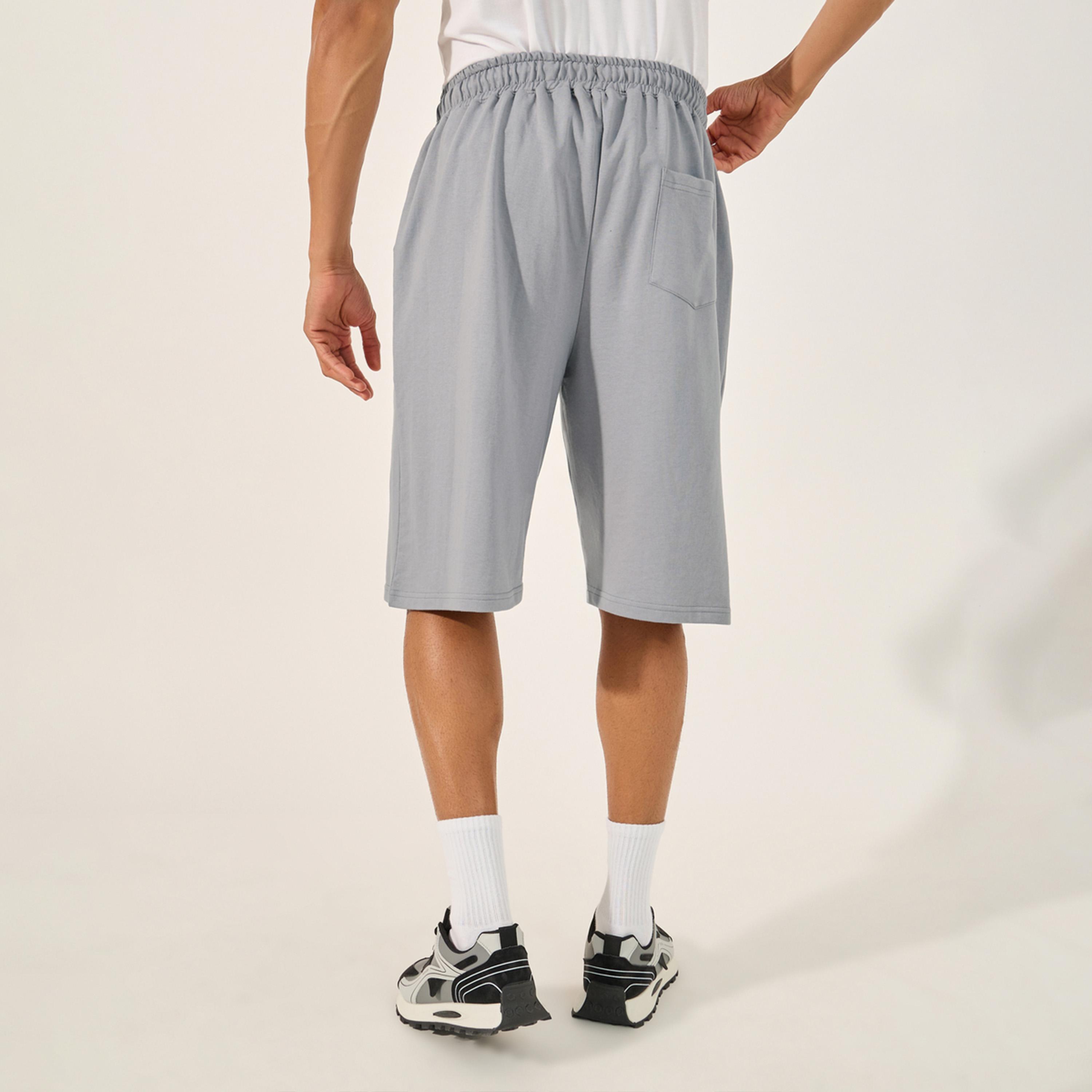 ستايلي-  شورت كبير الحجم مطبوع بحاشية برسومات صديقة للبيئة-men-clothing-sportswearandactivewear-bottoms-image-4