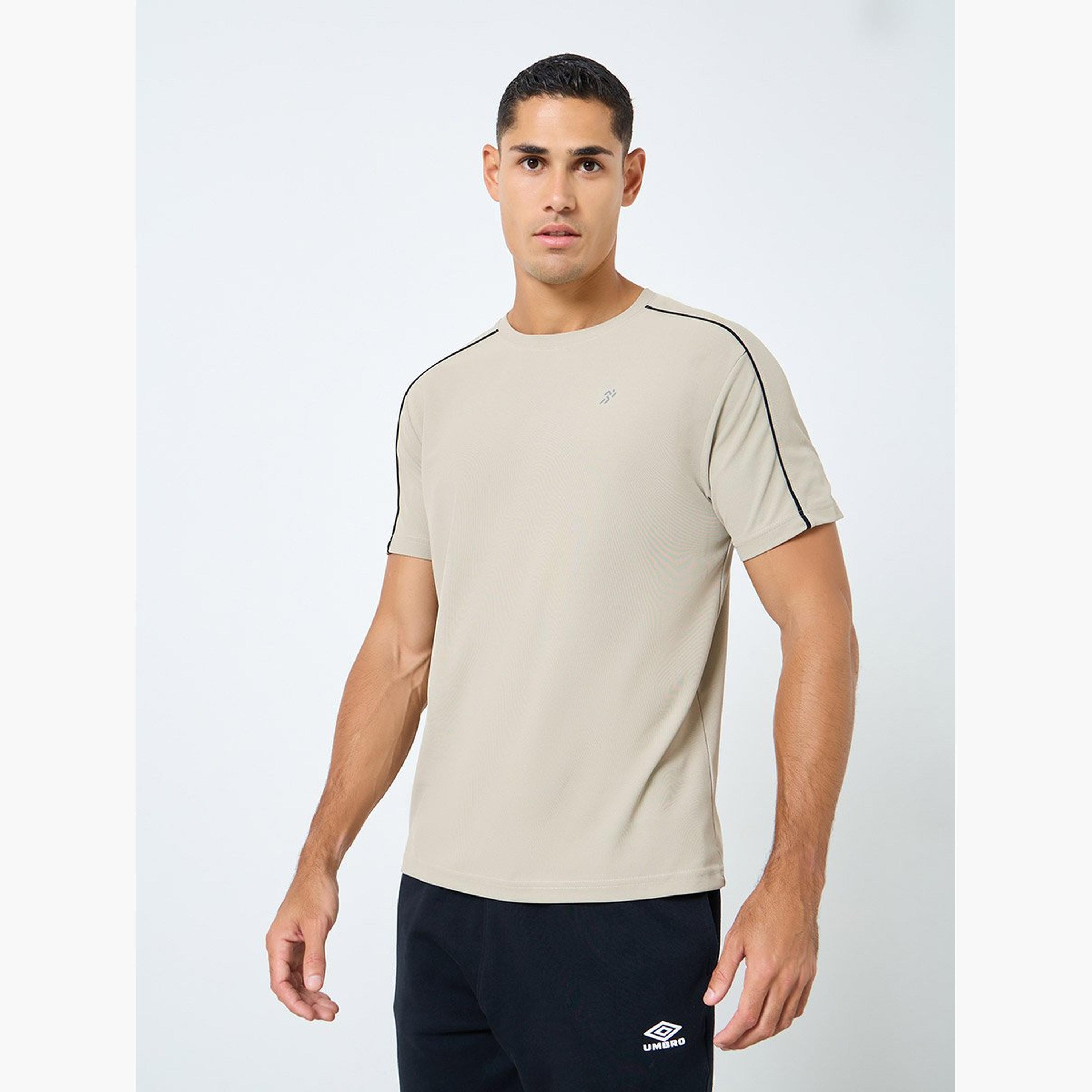 ستايلي - تي شيرت تدريب للرجال بتفاصيل خطوط متباينة-men-clothing-sportswearandactivewear-tshirtsandpolos-image-1