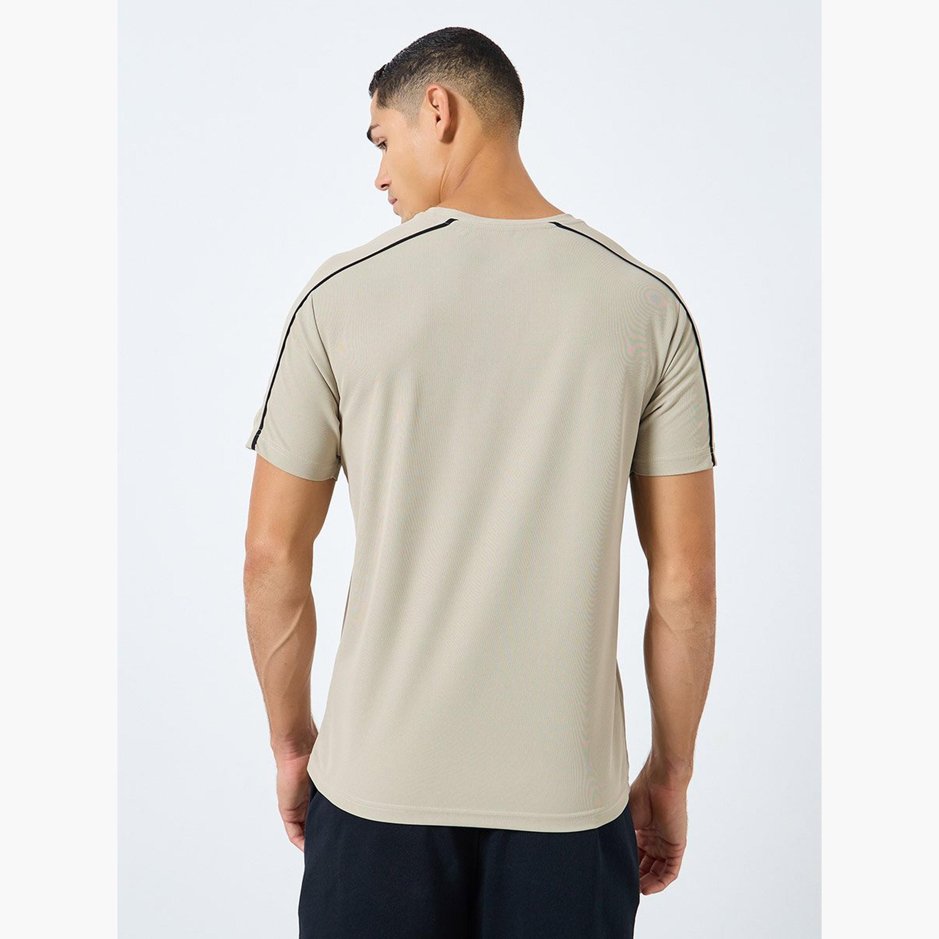 ستايلي - تي شيرت تدريب للرجال بتفاصيل خطوط متباينة-men-clothing-sportswearandactivewear-tshirtsandpolos-image-4