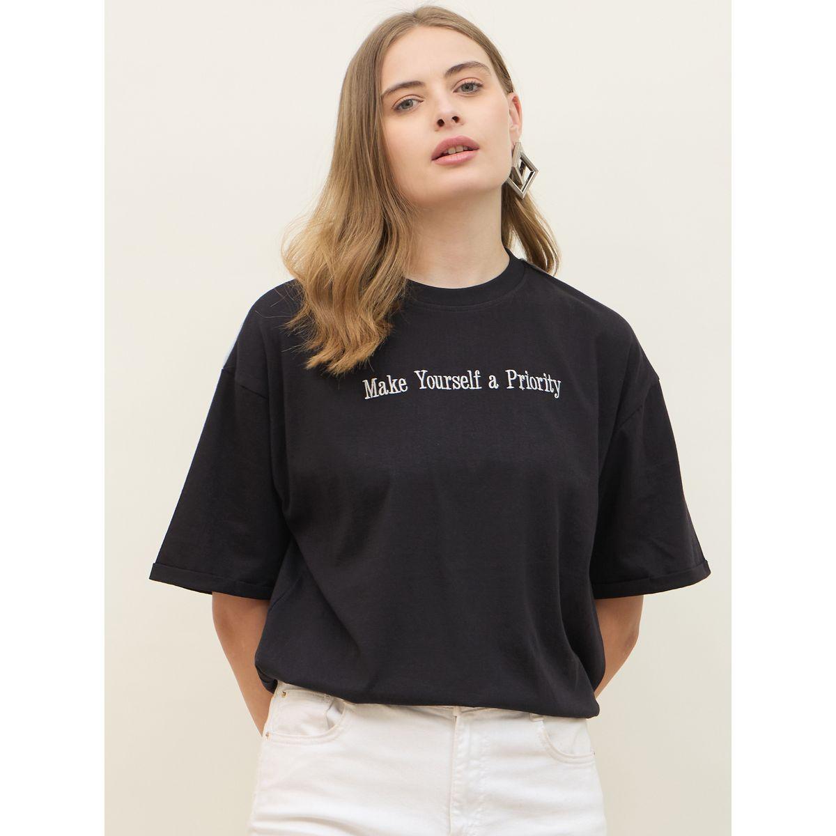 تيشيرت فضفاض بكتابة مُطرّزة وأكمام مطوية-women-clothing-tshirts-image-2