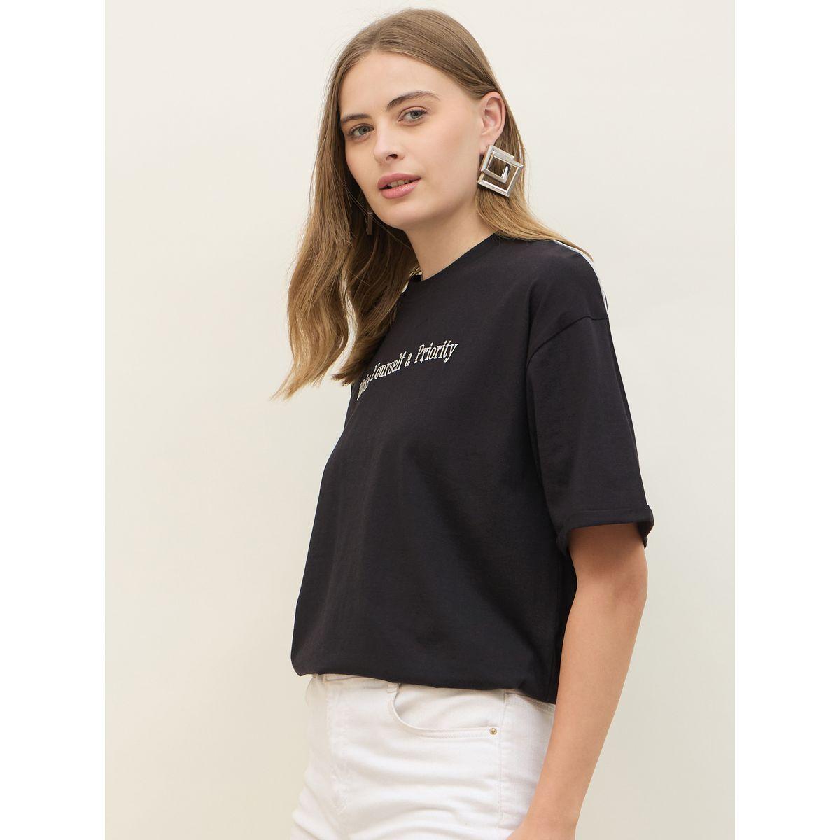تيشيرت فضفاض بكتابة مُطرّزة وأكمام مطوية-women-clothing-tshirts-image-3