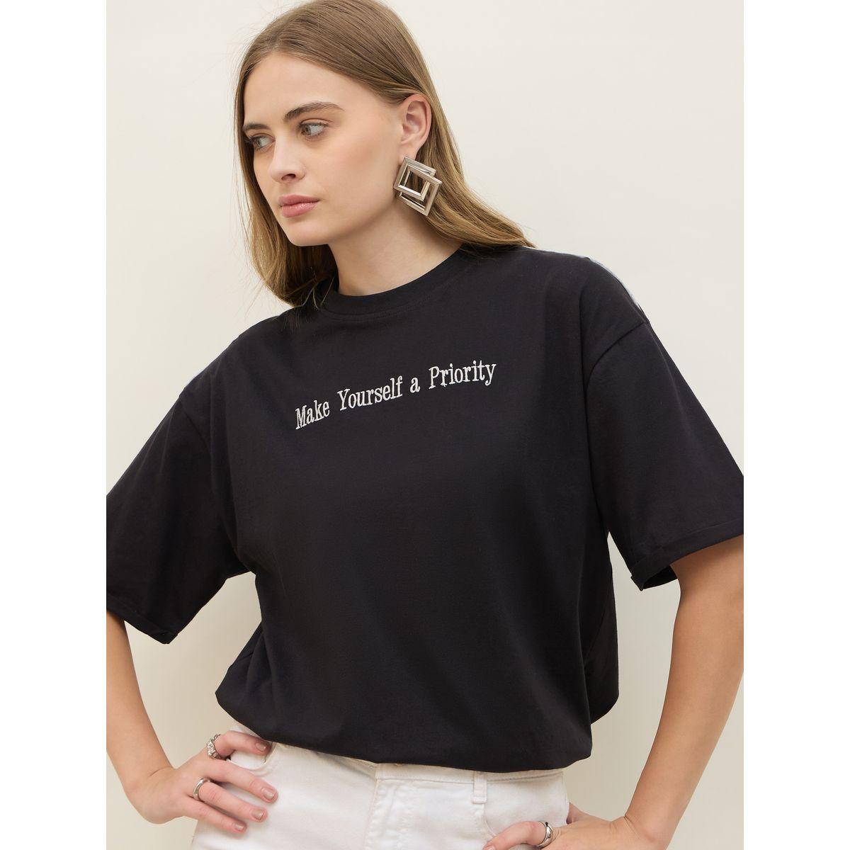 تيشيرت فضفاض بكتابة مُطرّزة وأكمام مطوية-women-clothing-tshirts-image-4