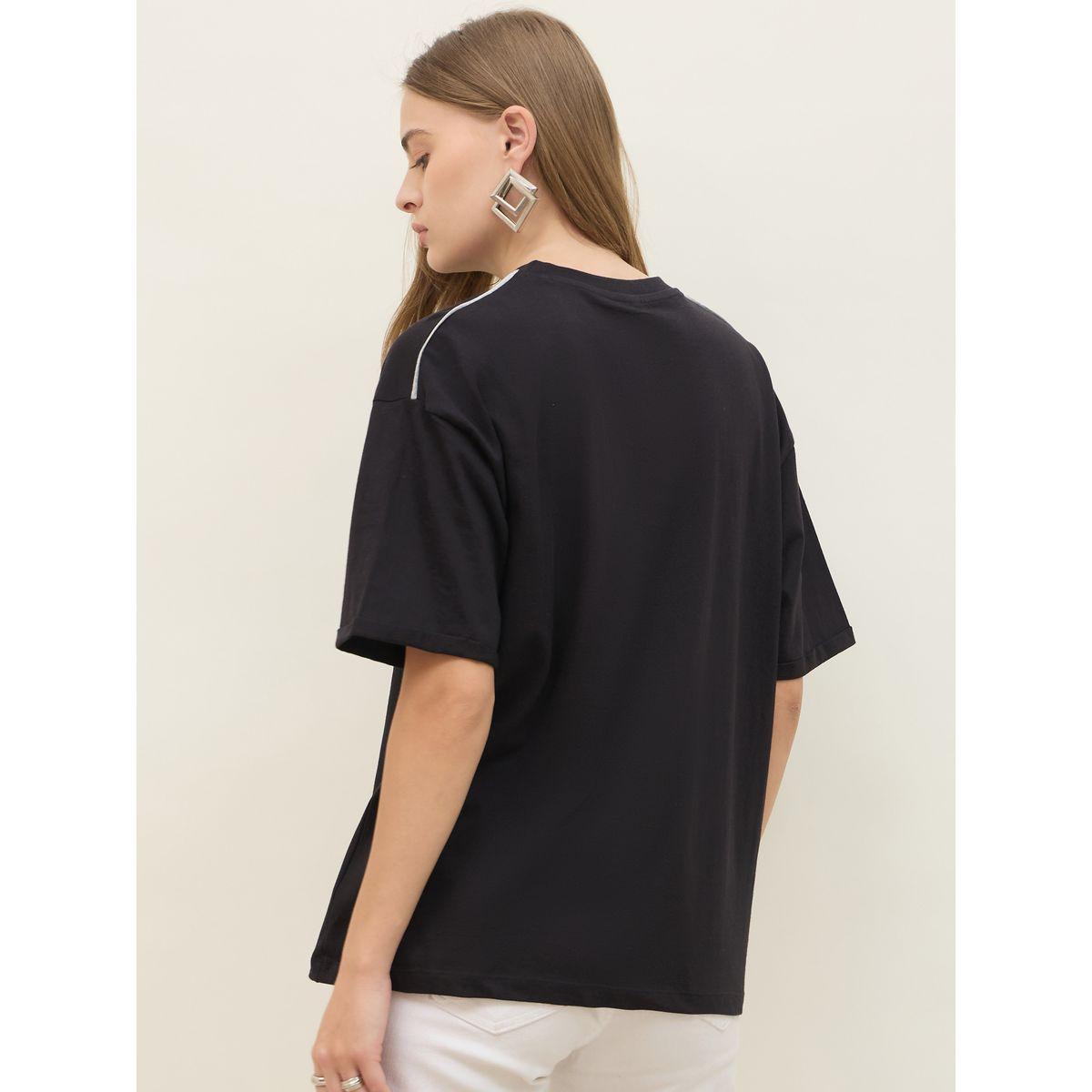 تيشيرت فضفاض بكتابة مُطرّزة وأكمام مطوية-women-clothing-tshirts-image-5