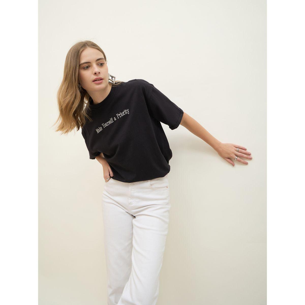 تيشيرت فضفاض بكتابة مُطرّزة وأكمام مطوية-women-clothing-tshirts-image-6