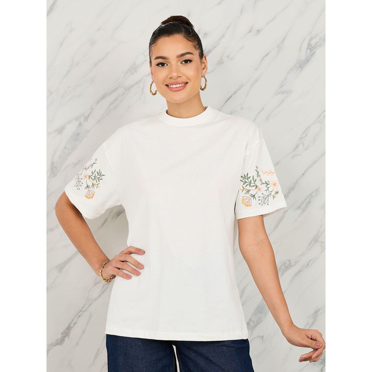 تيشيرت واسع بتفاصيل مُطرّزة وياقة دائرية-women-clothing-tshirts-image-1