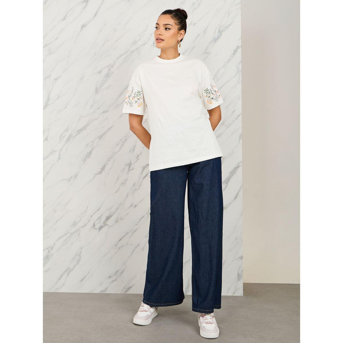 تيشيرت واسع بتفاصيل مُطرّزة وياقة دائرية-women-clothing-tshirts-image-2