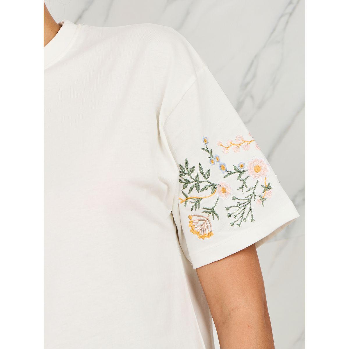 تيشيرت واسع بتفاصيل مُطرّزة وياقة دائرية-women-clothing-tshirts-image-3